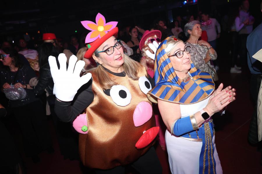 Gran Fiesta de Carnaval 2024, asistentes disfrazadas de egipcia y de señora patata