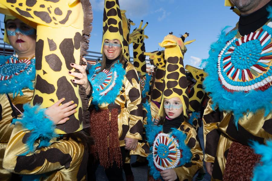 Gran Desfile de Carnaval 2024, asistentes disfrazados de jirafas