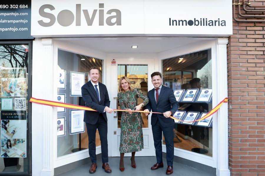 Inauguración de la nueva oficina de Solvia, alcaldesa cortando la cinta