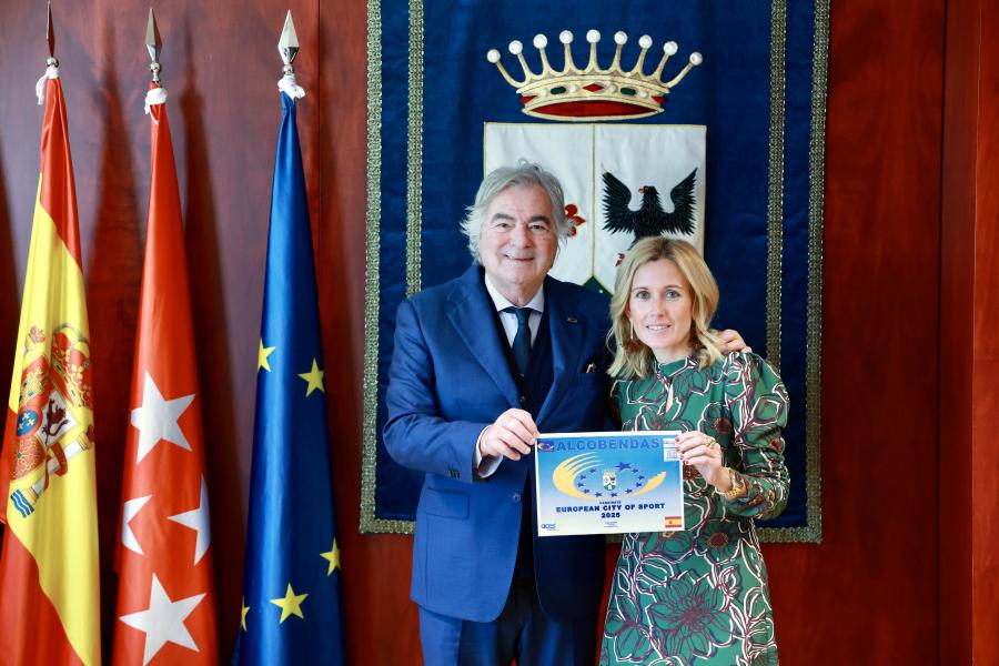 Reunión con la Asociación de Ciudades Europeas del Deporte (ACES Europa), presidente de ACES entregando un diploma a la alcaldesa
