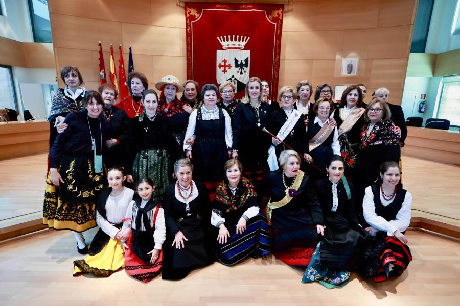 Fiesta de las Águedas 2024, foto conjunta de las mujeres de la Casa de Castilla y León