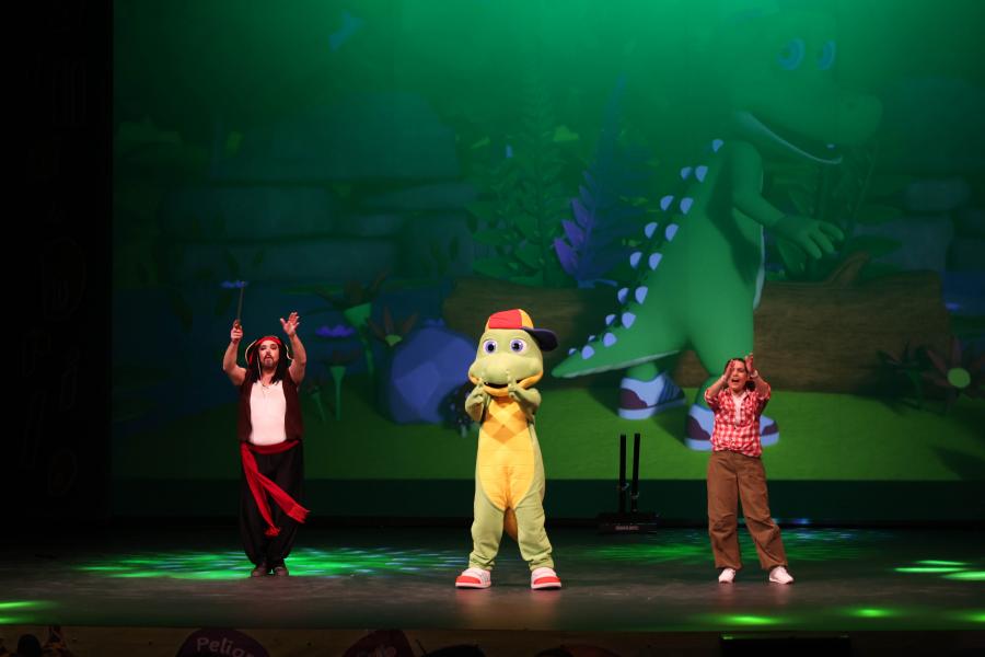 Teatro musical infantil: "Drilo y la amenaza del pirata Barbanegra", cocodrilo Drilo en el escenario