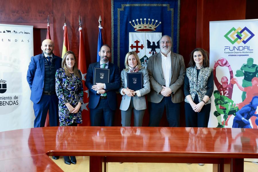Firma de convenio entre el Ayuntamiento, Fundal y Banco Sabadell 2024, foto de todas las partes firmantes del convenio