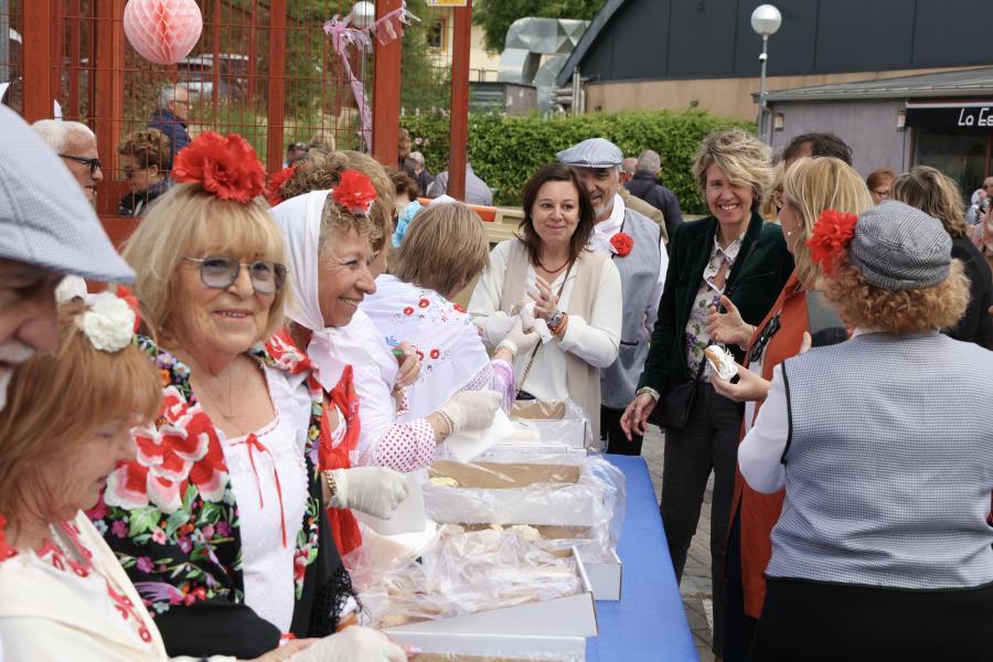 Fiesta 2 de Mayo 2024, reparto de rosquillas