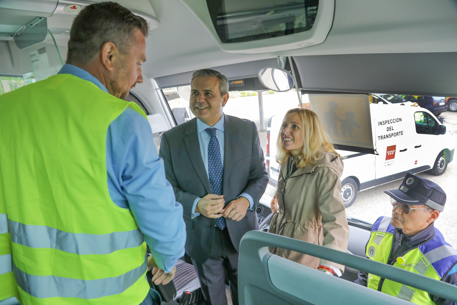 Presentación campaña regional de inspección de autobuses de transporte escolar, alcaldesa y consejero dentro de autobús