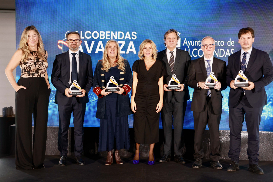 Entrega de los "Premios Alcobendas Avanza", alcaldesa con premiados.