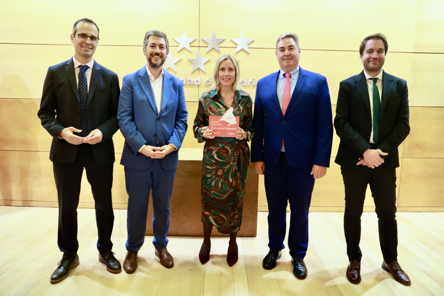 Firma del convenio para la coordinación, impulso y desarrollo de Atención al Ciudadano en los municipios madrileños, alcaldesa con premio