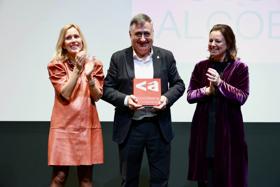 Entrega VIII Premio Internacional de Fotografía Alcobendas a Gervasio  Sánchez, entrega premio