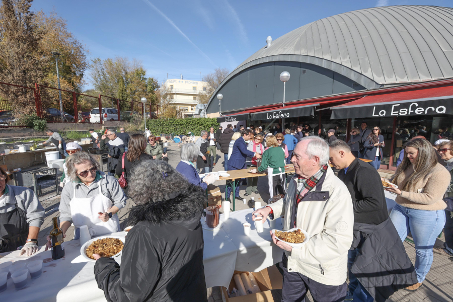 Degustación de migas de la Casa de Extremadura, reparto de migas entre los asistentes