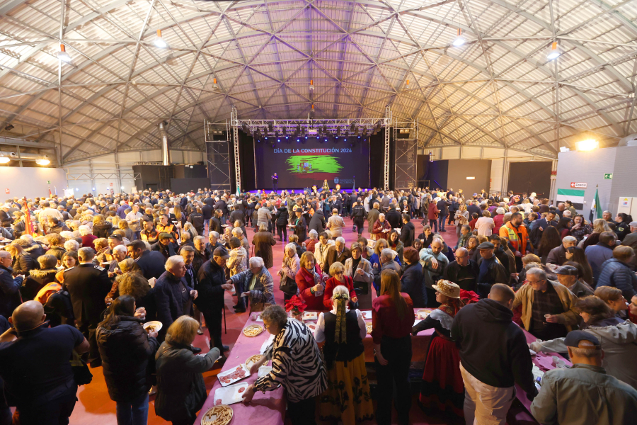 Degustación de productos típicos de las casas regionales de Alcobendas, asistentes al acto