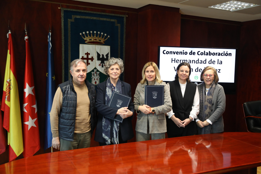 Firma de convenio entre el Ayuntamiento de Alcobendas y la Hermandad de Nuestra Señora de la Paz, fotografía de familia