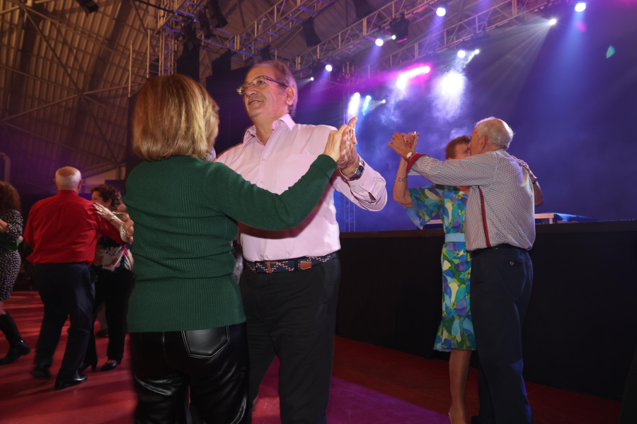 Baile de Mayores, personas mayores bailando