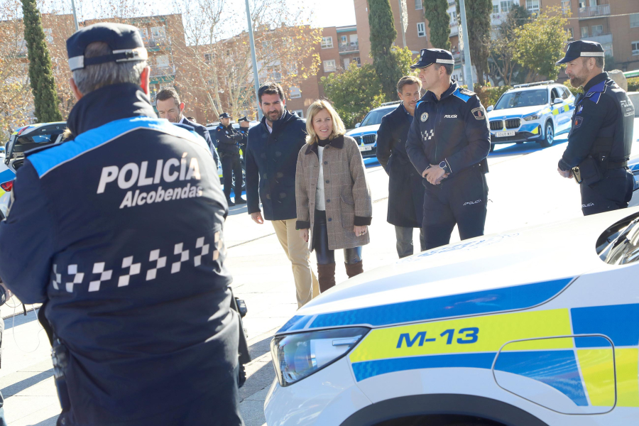 Presentación vehículos Policía Local, alcaldesa y concejal viendo los nuevos vehículos