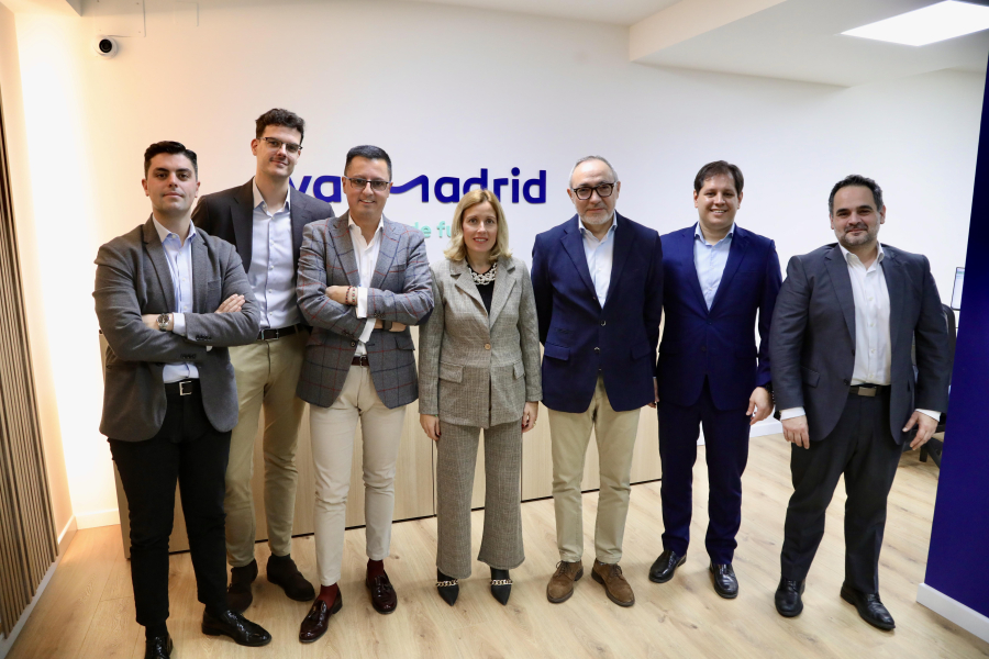 Visita a la oficina de Avalmadrid, fotografía de familia