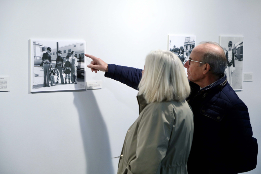 Inauguración exposición I Concurso de Fotografía antigua de Alcobendas, personas mirando la exposición