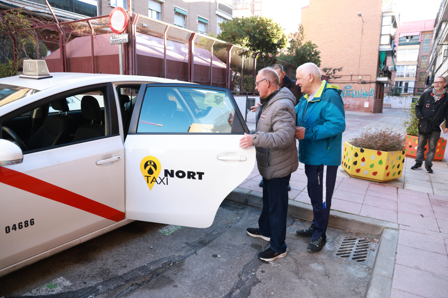 Ruta de los belenes de Alcobendas Nort-Taxi, personas mayores subiendo a un taxi