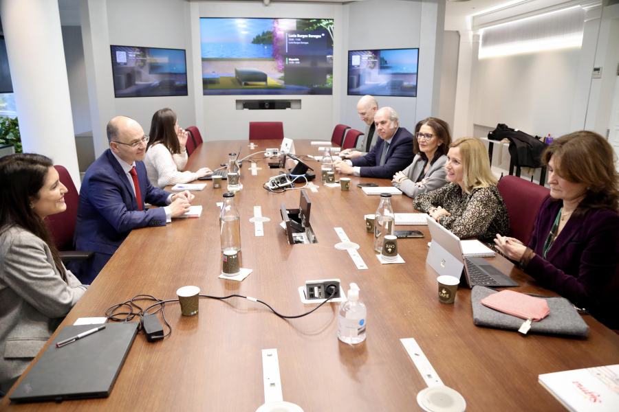 Visita a la empresa Sigma, reunión en mesa