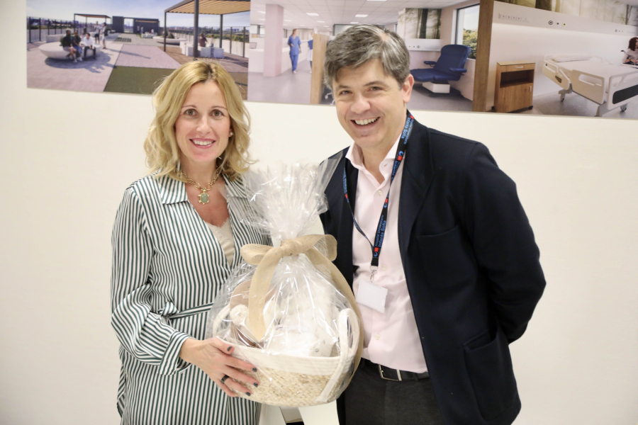 Nuevo gerente Hospital Infanta Sofía, posado alcaldesa y gerente con canstilla