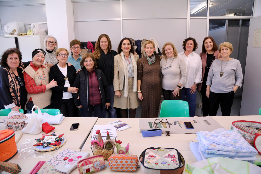 Visita al taller de la Asociación de Artesanas de Alcobendas, fotografía de familia