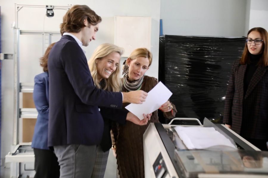Visita a la empresa Tele Mail, consejera, alcaldesa y concejal visitando las instalaciones