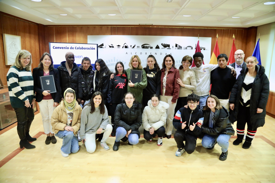 Firma de convenio con la asociación Norte Joven, foto familia