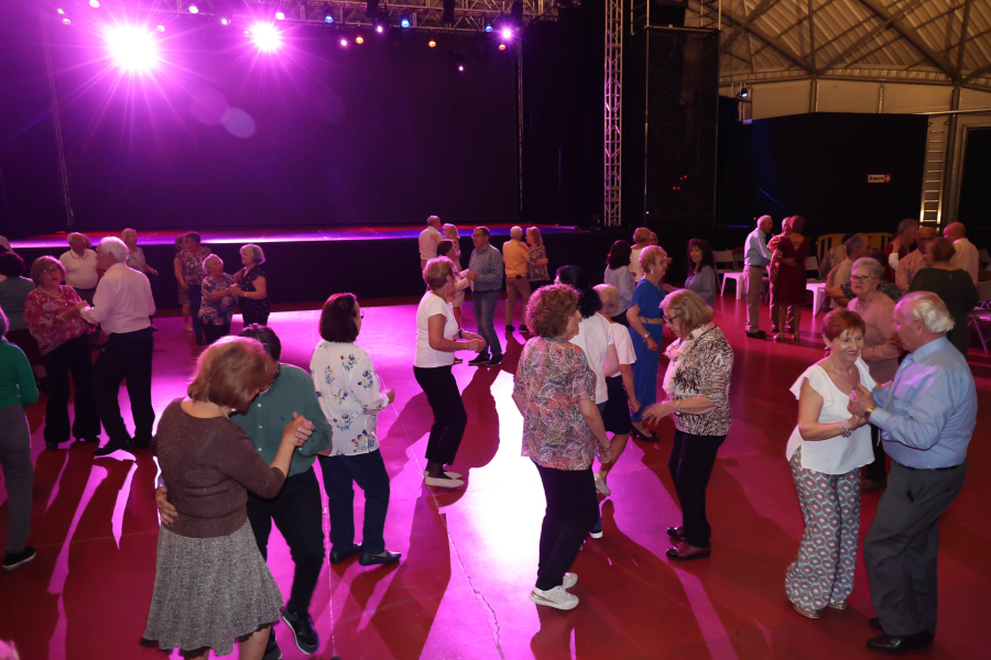 Bailes de Salón por San Isidro, mayores bailando