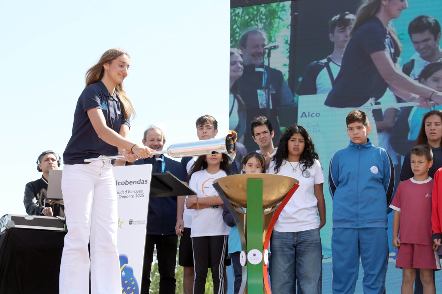 I Olimpiada Escolar, deportista con antorcha