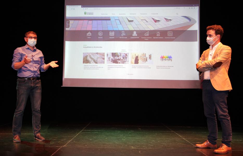 PRESENTACION.NUEVA_.WEB_.jpg El alcalde y el concejal de Innovación, presentando la nueva Plataforma