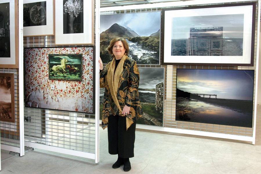 ConcejaladeCultura.jpg Concejal de cultura con la colección de fotografia