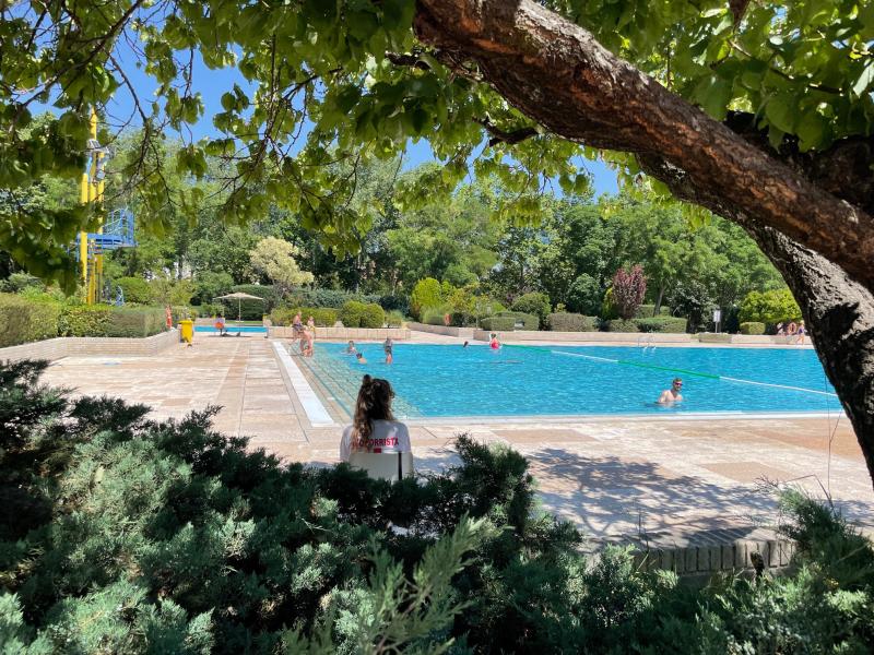 Piscina verano.jpg Piscina Polideportivo José Caballero