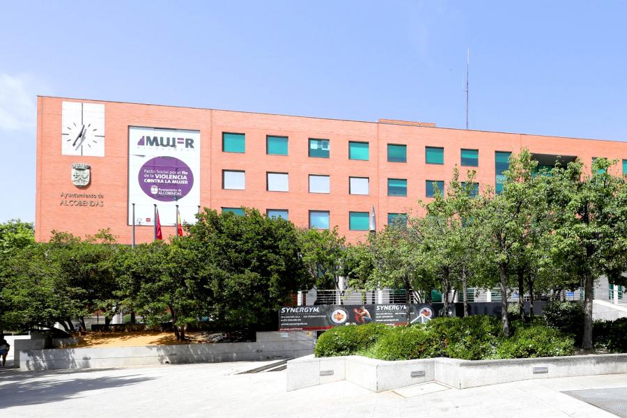 Renovación convenio igualdad.jpg Fachada Ayuntamiento, cartel mujer
