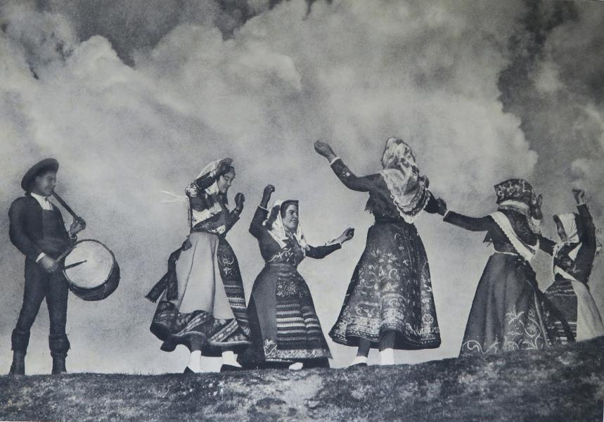 'Tradición y atuendo' muestra parte de la obra y de la compleja técnica de José Ortiz Echagüe, una de las figuras más destacadas de la fotografía española 'Tradición y atuendo' muestra parte de la obra y de la compleja técnica de José Ortiz Echagüe, una de las figuras más destacadas de la fotografía española