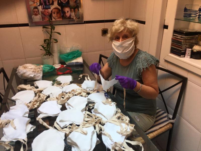 El Ayuntamiento reparte mascarillas donadas por la Fundación Claudio Galeno y cosidas por voluntarias de Alcobendas y Sanse El Ayuntamiento reparte mascarillas donadas por la Fundación Claudio Galeno y cosidas por voluntarias de Alcobendas y Sanse