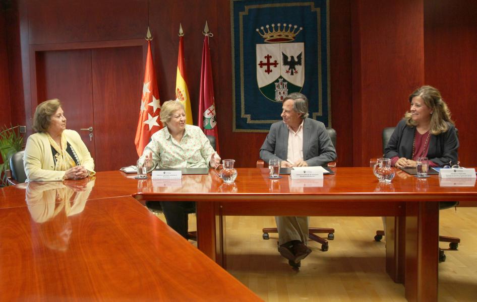 Firmado el convenio con la Asociación de Artesanas de Alcobendas para la realización de sus cursos Firmado el convenio con la Asociación de Artesanas de Alcobendas para la realización de sus cursos
