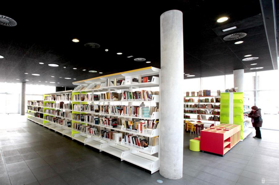 Estantería libros mediatecas petición préstamo Alcobendas dona 250 libros a la biblioteca ‘Resistiré’ del hospital de campaña de IFEMA