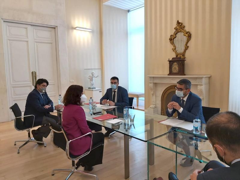 El alcalde y el vicealcalde se reúnen con la presidenta de la Comunidad para abordar la reactivación de Alcobendas El alcalde y el vicealcalde se reúnen con la presidenta de la Comunidad para abordar la reactivación de Alcobendas