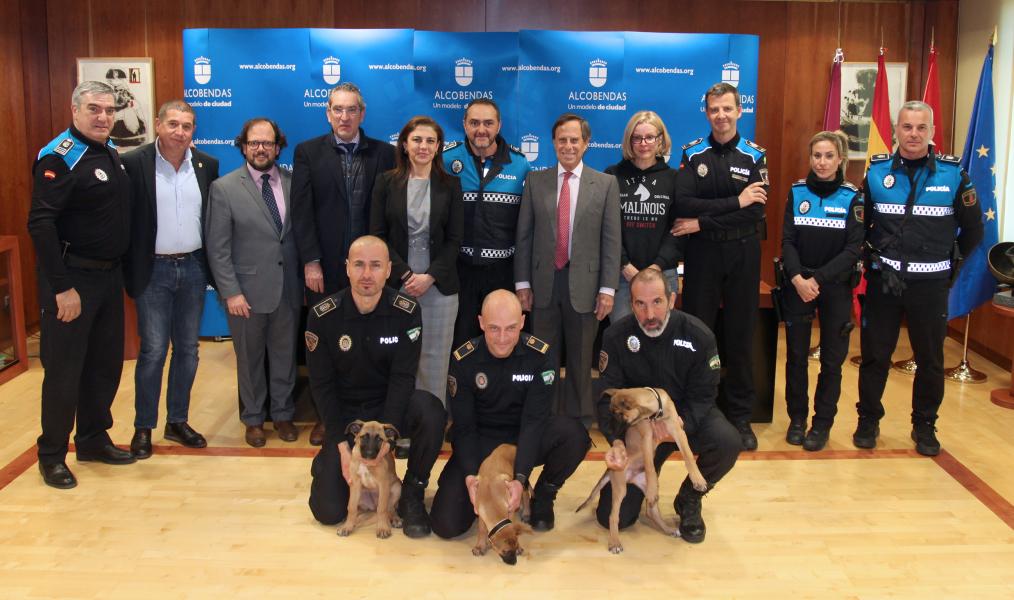Alcobendas dona tres cachorros a la Unidad Canina de la Policía Local de Granada Alcobendas dona tres cachorros a la Unidad Canina de la Policía Local de Granada
