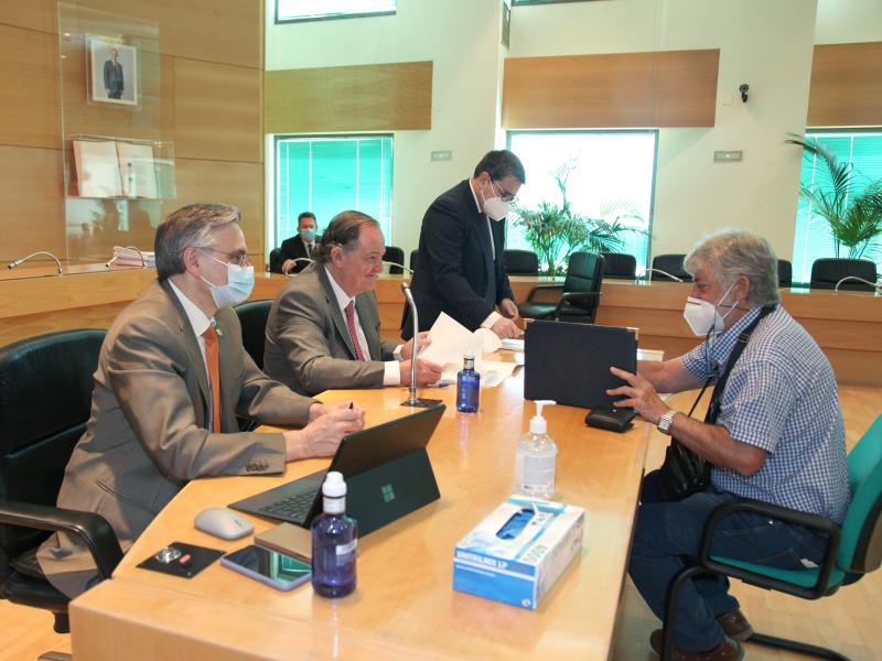Más de un centenar de vecinos firman la escritura de las plazas de aparcamiento incluidas en la iniciativa municipal PITRAS Más de un centenar de vecinos firman la escritura de las plazas de aparcamiento incluidas en la iniciativa municipal PITRAS