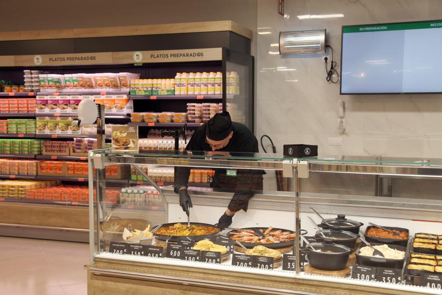 Mercadona elige Alcobendas para abrir un nuevo supermercado eficiente que ha supuesto una inversión de 3 millones de euros y la creación de 54 puestos de trabajo Mercadona elige Alcobendas para abrir un nuevo supermercado eficiente que ha supuesto una inversión de 3 millones de euros y la creación de 54 puestos de trabajo