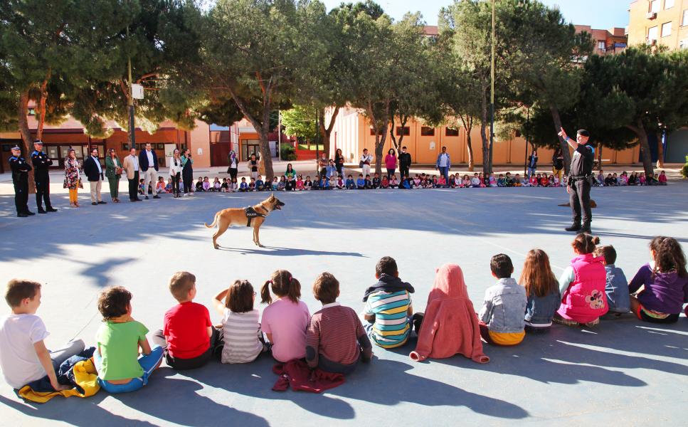 Duque, el perro de la Unidad Canina de la Policía Local de Alcobendas, ayuda a alumnos con autismo a mejorar sus capacidades Duque, el perro de la Unidad Canina de la Policía Local de Alcobendas, ayuda a alumnos con autismo a mejorar sus capacidades