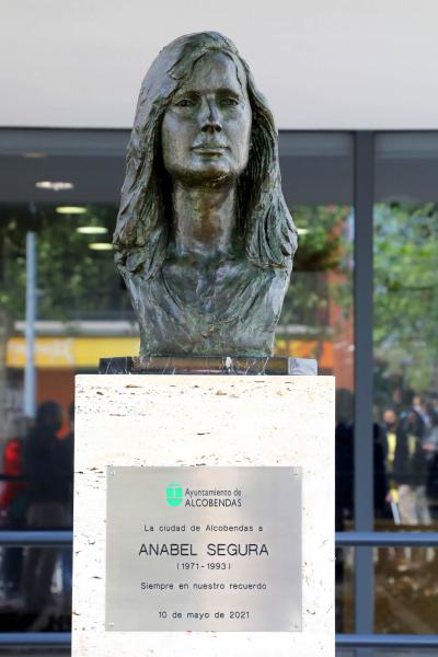 Inaugurado un busto y una placa en homenaje a la joven Anabel Segura Inaugurado un busto y una placa en homenaje a la joven Anabel Segura