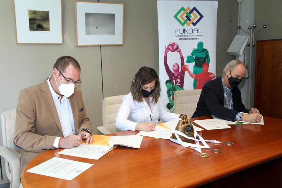 Firma de convenio entre el Club Baloncesto Alcobendas, FUNDAL y PACISA y NCS Firma de convenio entre el Club Baloncesto Alcobendas, FUNDAL y PACISA y NCS