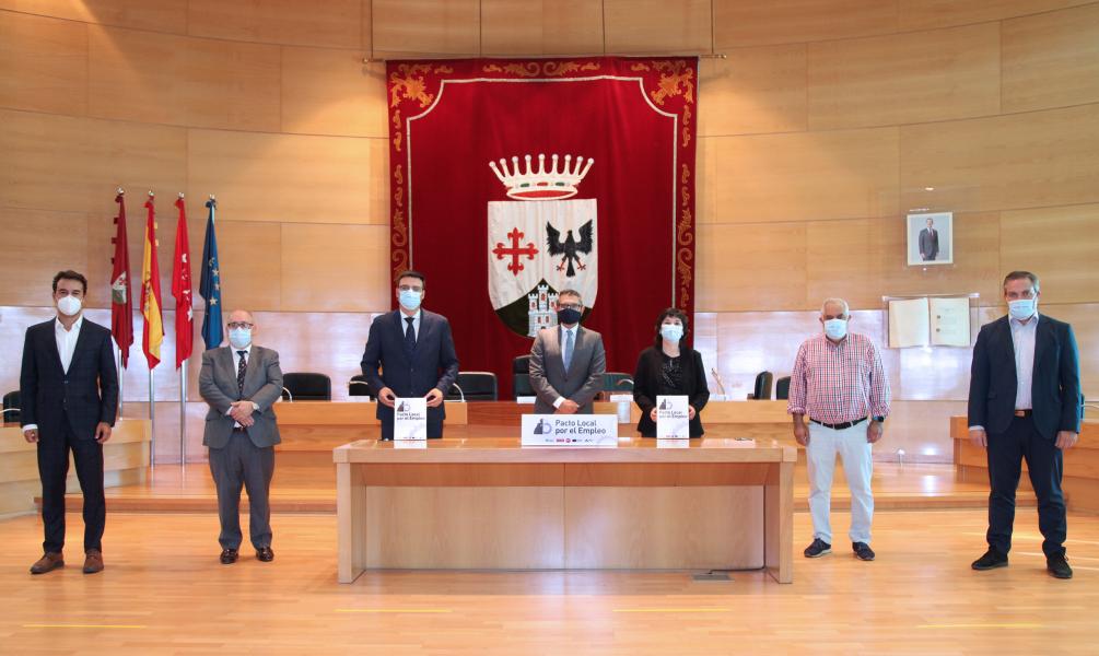 Ayuntamiento, sindicatos y empresarios firman el ‘Pacto por el Empleo en Alcobendas’ Ayuntamiento, sindicatos y empresarios firman el ‘Pacto por el Empleo en Alcobendas’