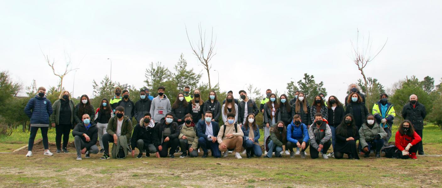 'Un árbol por tu futuro' avanza: alumnos del Giner han plantado hoy 20 ejemplares 'Un árbol por tu futuro' avanza: alumnos del Giner han plantado hoy 20 ejemplares