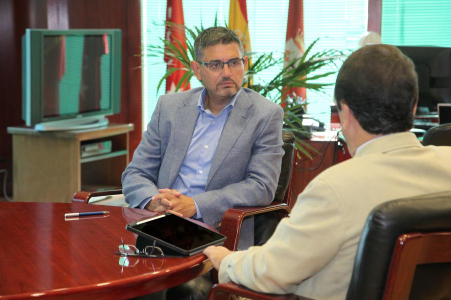 El alcalde, Rafael Sánchez Acera, inicia una ronda de contactos con empresas locales El alcalde, Rafael Sánchez Acera, inicia una ronda de contactos con empresas locales