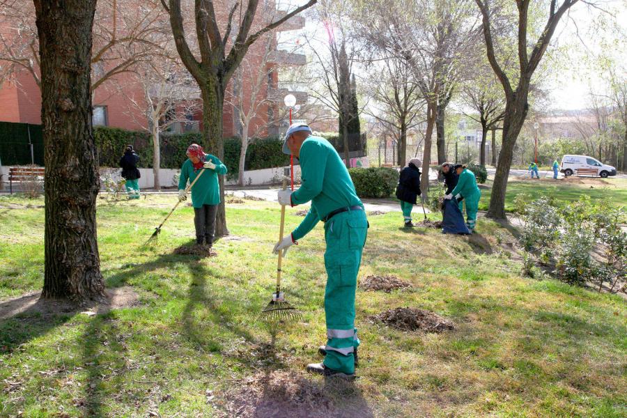 22 nuevos operarios refuerzan la limpieza viaria y el mantenimiento de las zonas verdes 22 nuevos operarios refuerzan la limpieza viaria y el mantenimiento de las zonas verdes