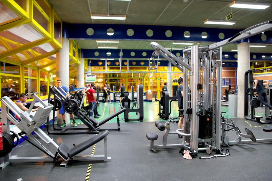 Usuarios en máquinas sala ‘fitness’ del Polideportivo Municipal Usuarios en máquinas sala ‘fitness’ del Polideportivo Municipal