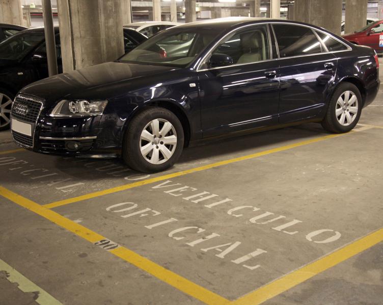 El Ayuntamiento venderá el coche oficial del ex alcalde del PP y destinará los ingresos a servicios sociales El Ayuntamiento venderá el coche oficial del ex alcalde del PP y destinará los ingresos a servicios sociales