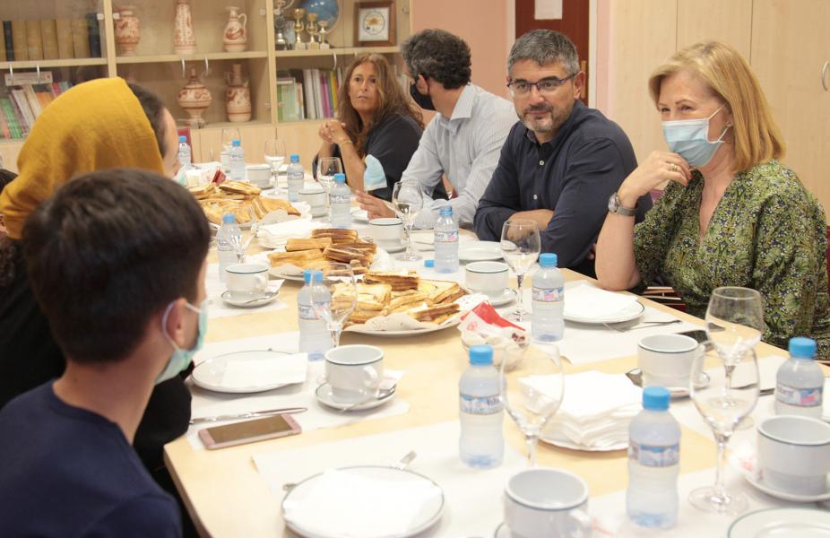 car1_0.jpg El alcalde ha querido conocer de primera mano la historia de esta familia afgana