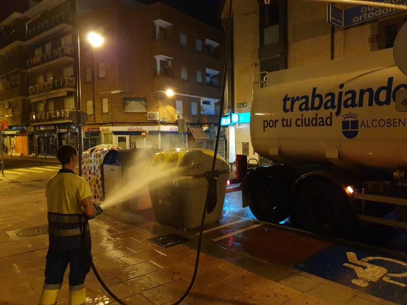 Los servicios de limpieza de Alcobendas desinfectan calles y mobiliario urbano cada noche Los servicios de limpieza de Alcobendas desinfectan calles y mobiliario urbano cada noche